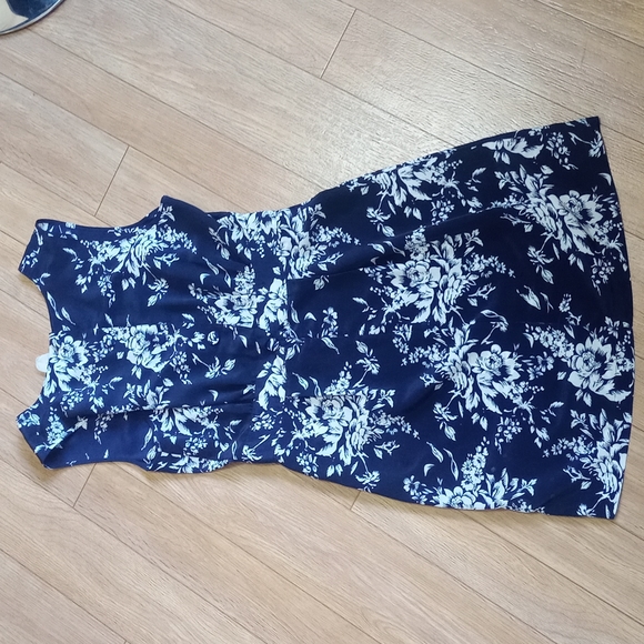 ~3 for $30~ Reformed size 4 floral dress - Picture 2 of 4